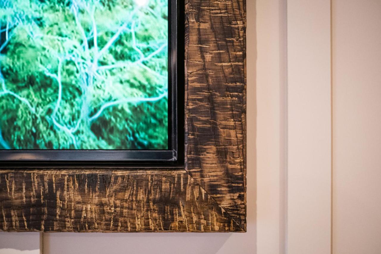 The White House Hotel Bowness-on-Windermere Exterior foto Detail of a television frame made from cork