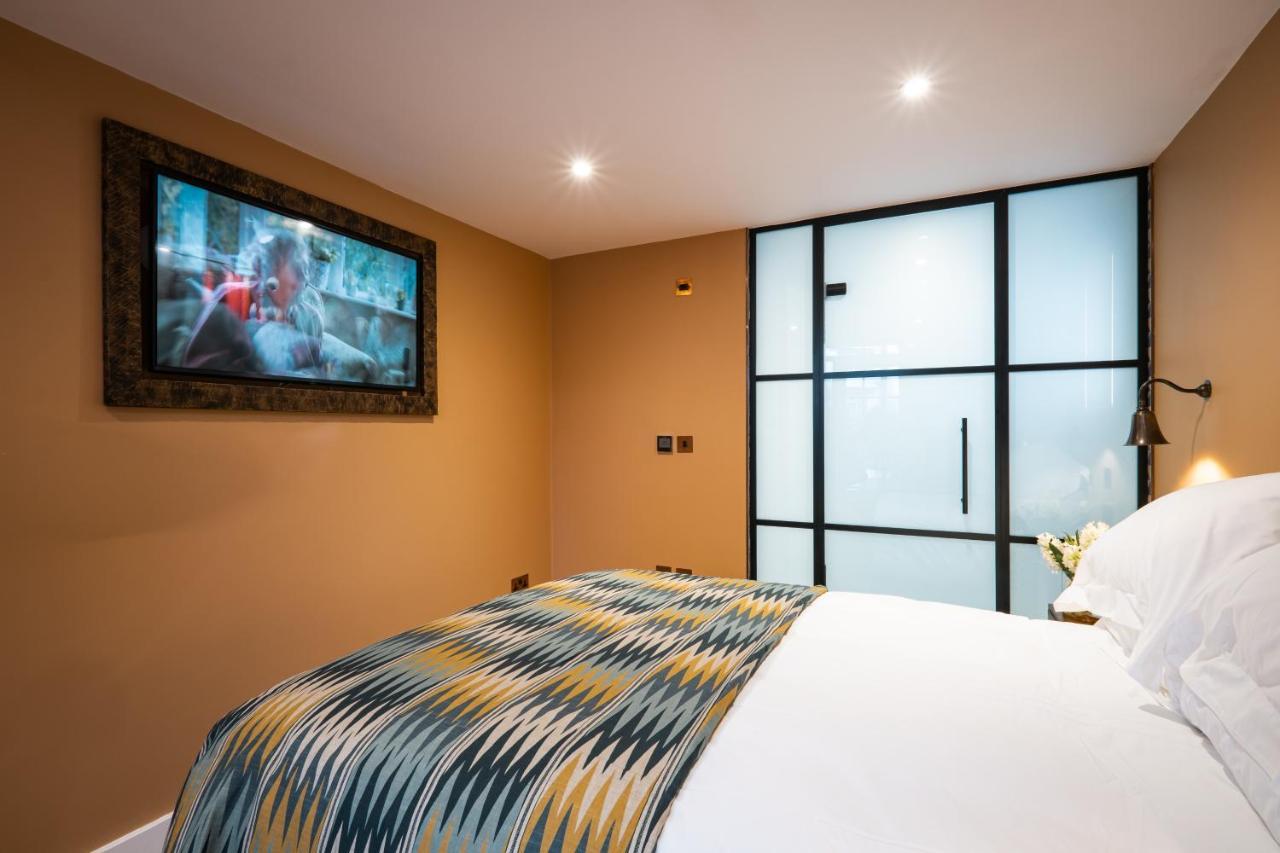 The White House Hotel Bowness-on-Windermere Exterior foto A bedroom at The Hoxton