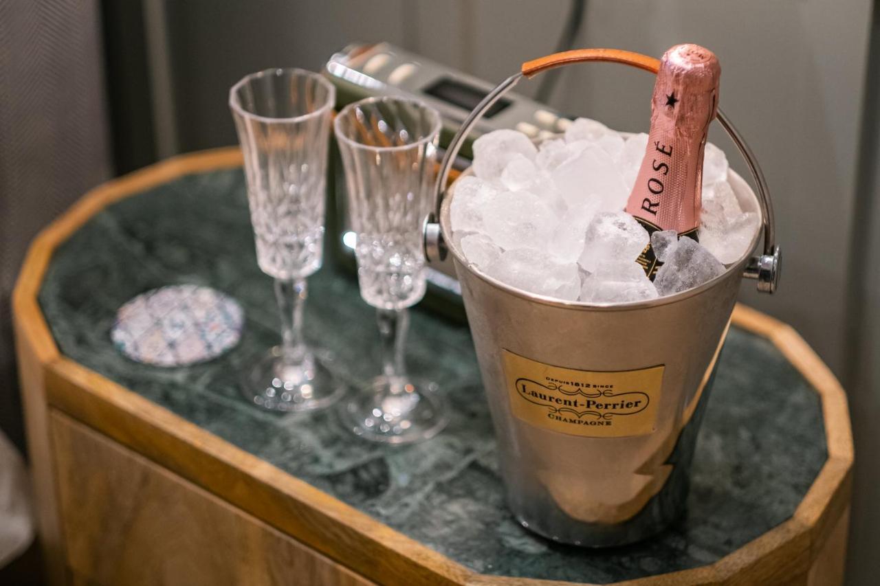 The White House Hotel Bowness-on-Windermere Exterior foto A bottle of champagne in a champagne bucket