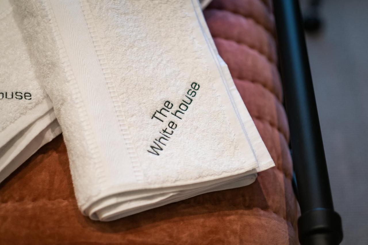 The White House Hotel Bowness-on-Windermere Exterior foto A towel with the White House logo