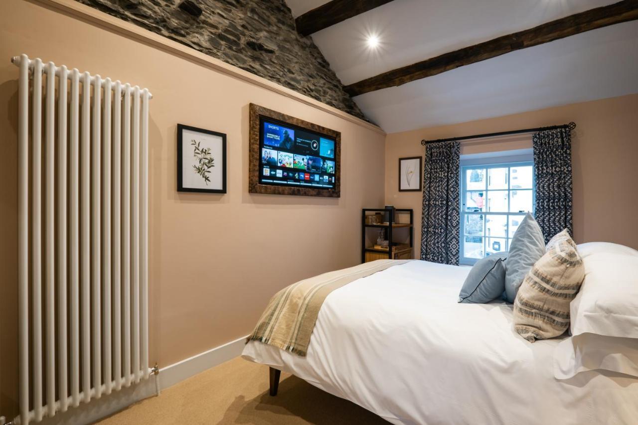 The White House Hotel Bowness-on-Windermere Exterior foto A bedroom at The Old Post Office