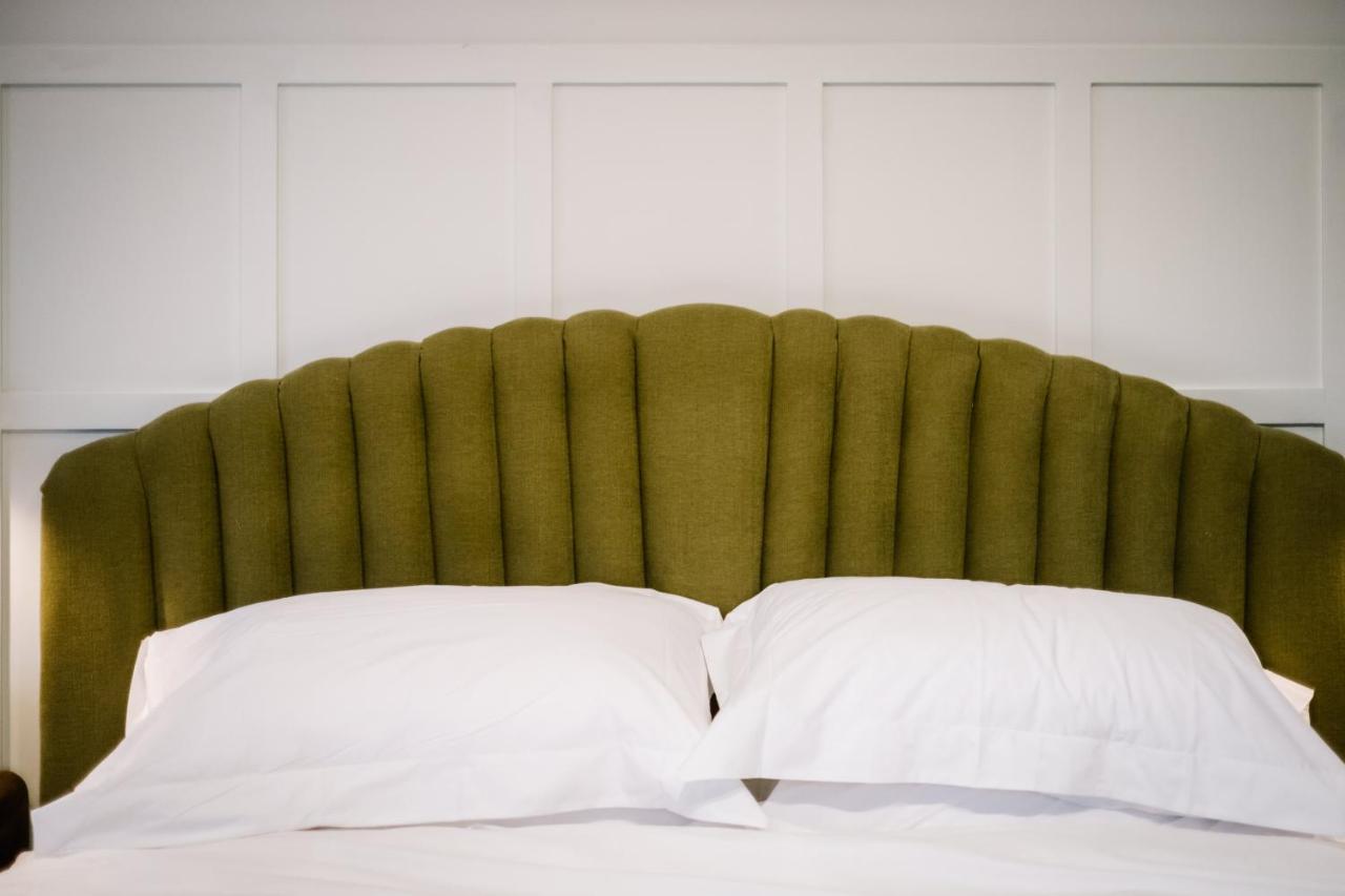 The White House Hotel Bowness-on-Windermere Exterior foto A bed with two pillows