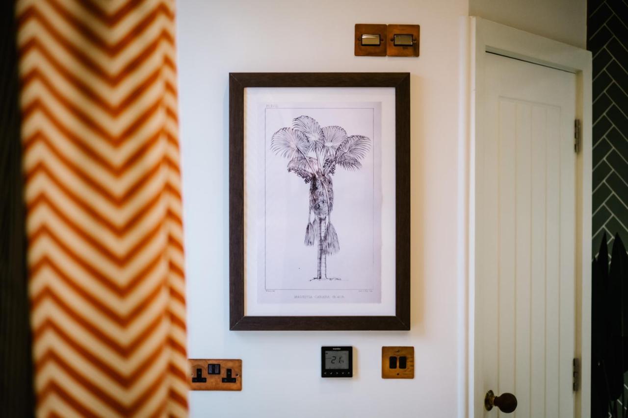 The White House Hotel Bowness-on-Windermere Exterior foto A framed print of an elephant