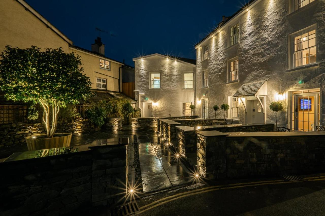 The White House Hotel Bowness-on-Windermere Exterior foto The hotel at night