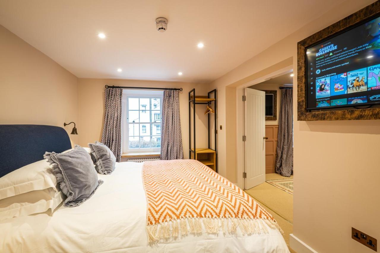 The White House Hotel Bowness-on-Windermere Exterior foto A bedroom at The Old Ship Hotel