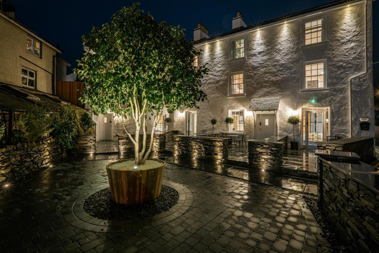 The White House Hotel Bowness-on-Windermere Exterior foto The courtyard at night