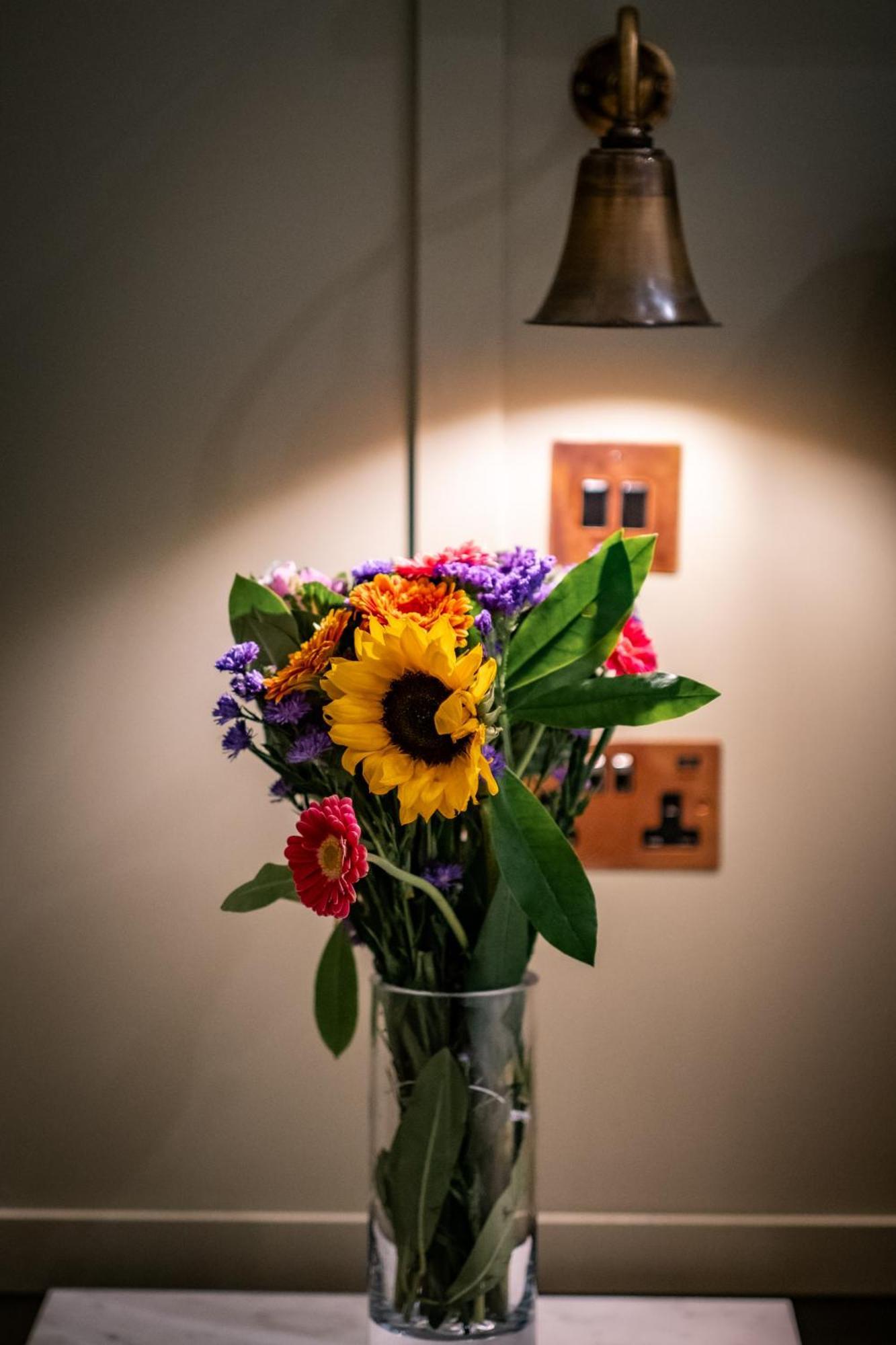 The White House Hotel Bowness-on-Windermere Exterior foto A bouquet of flowers