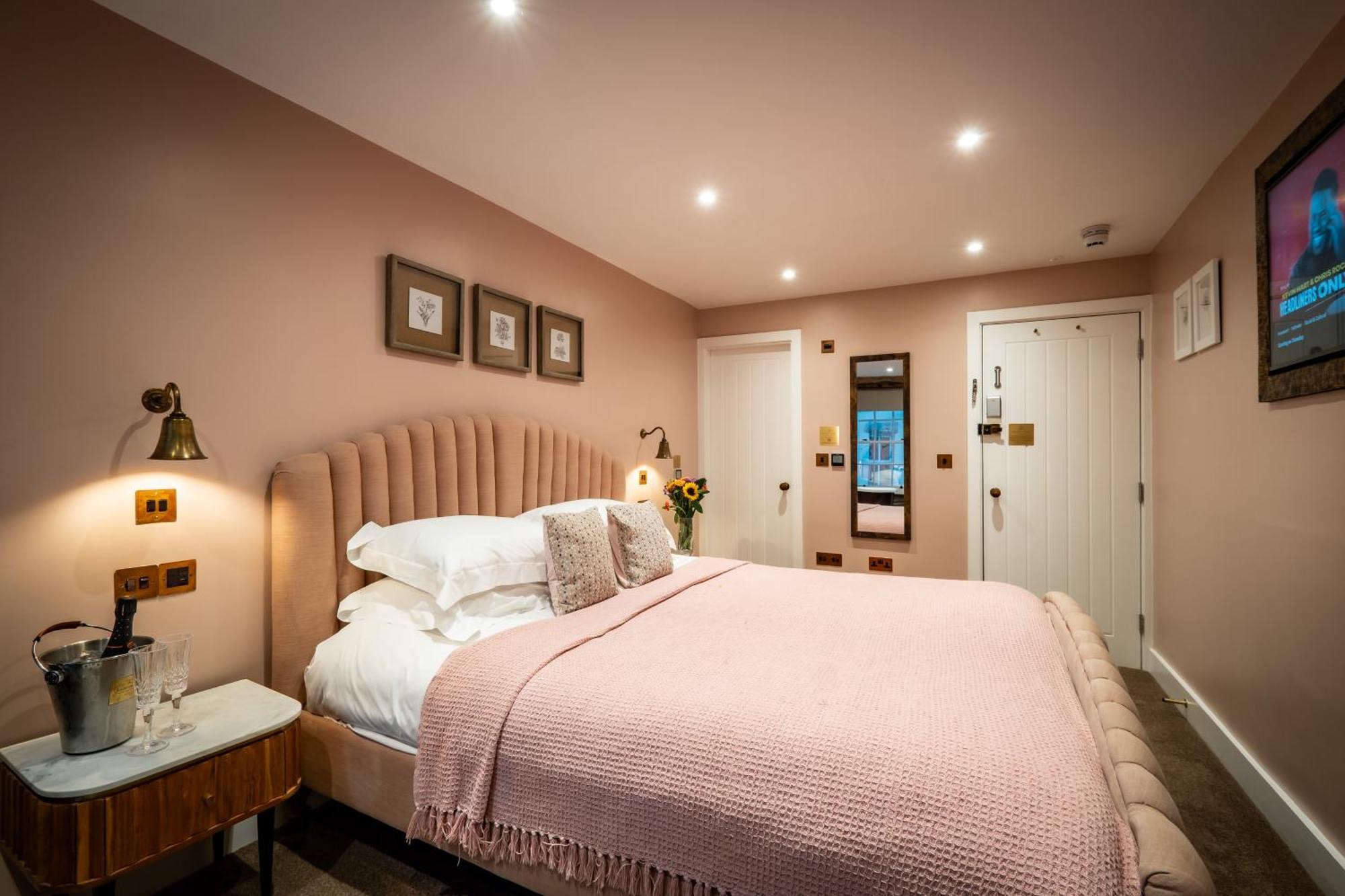 The White House Hotel Bowness-on-Windermere Exterior foto A bedroom at The Swan