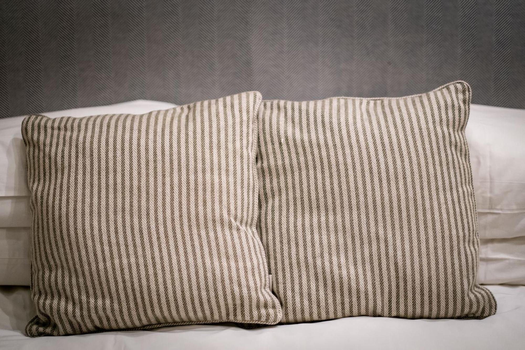 The White House Hotel Bowness-on-Windermere Exterior foto A pillow